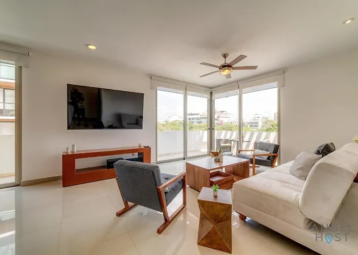 Coastal Oasis W Tub Near & 5th Ave Apartment *
