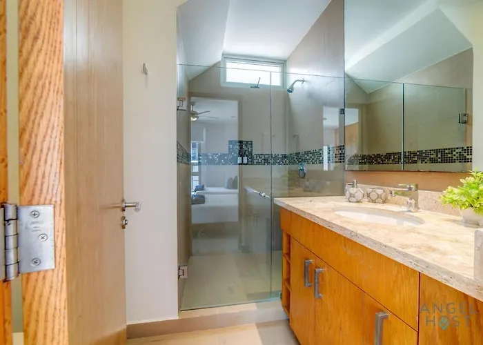 Apartment Coastal Oasis W Tub Near & 5th Ave